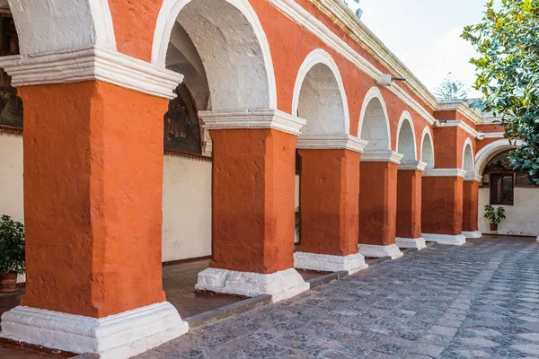 Arcs et colonnes dans le monastère de Santa Catalina Arequipa Pérou — Photo