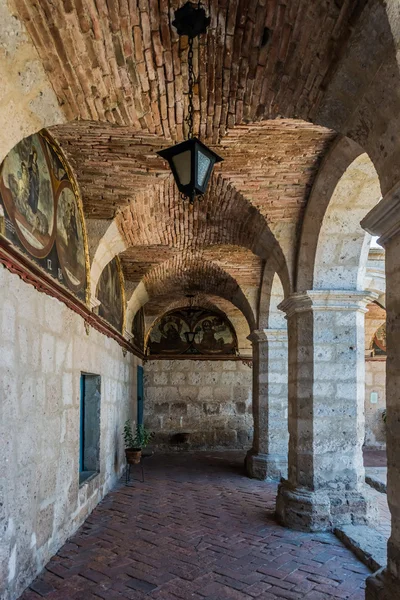 Koridorlar Santa Catalina Manastırı: Arequipa Peru içinde — Stok fotoğraf