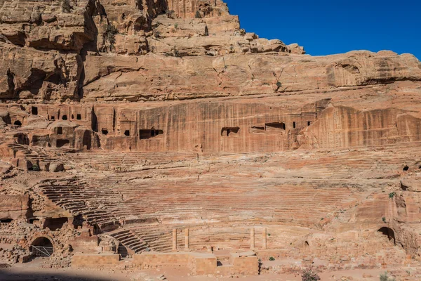 Romerska teatern arena i nabateanska staden petra i Jordanien — Stockfoto