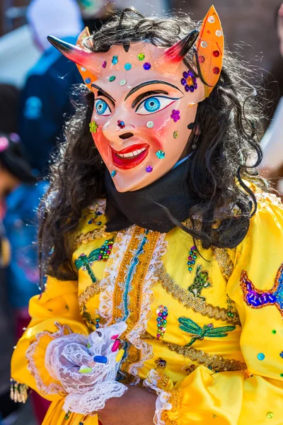 Maskovaná žena Virgen del Carmen průvod peruánských Andách Pisac Peru — Stock fotografie