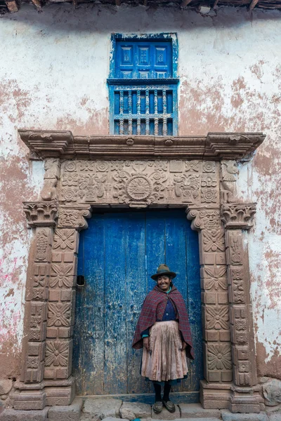 Kvinnan framför gamla dörr Moray Cusco Peru — Stockfoto