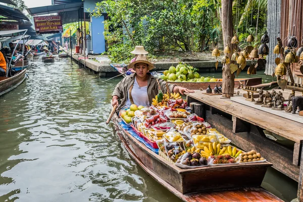 Venditore Amphawa bangascar mercato galleggiante Thailandia — Foto Stock