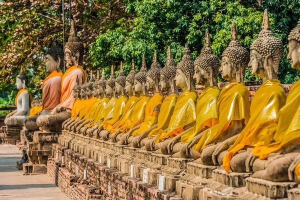 Aligned buddha statues Wat Yai Chai Mongkhon Ayutthaya bangkok T — Stock Photo, Image