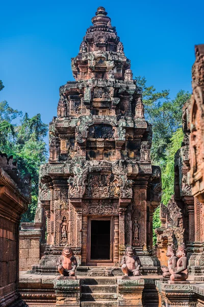 Estátuas de macaco Banteay Srei templo rosa hindu Camboja — Fotografia de Stock