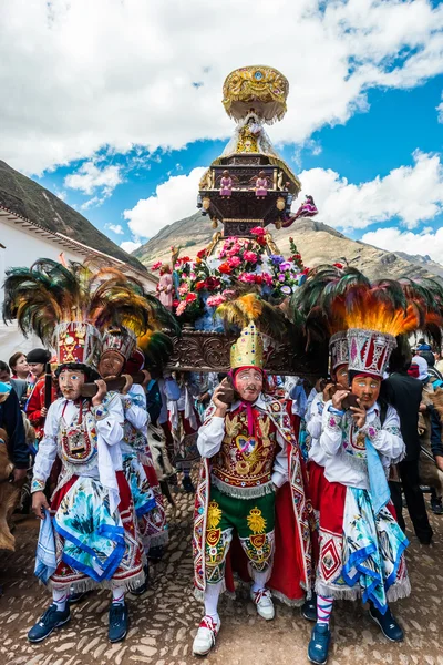 Virgen del Carmen parade peruanska Anderna Pisac Peru — Stockfoto