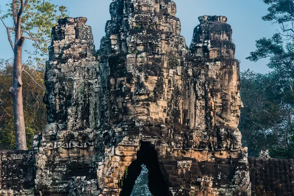 Giant ansikte south gate bridge Angkor Thom Cambodia — Stockfoto