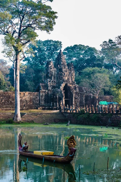 Kvinde båd voldgrav syd gate bro Angkor Thom Cambodja - Stock-foto