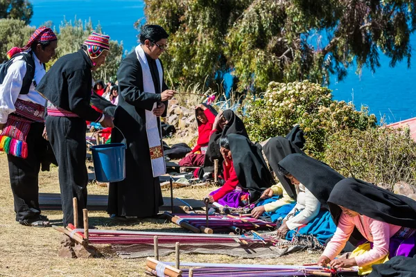 Priester segnet Frauen beim Weben in puno peru — Stockfoto