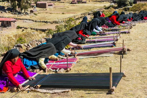 Женщины, плетущиеся в перуанских Андах в Пуно Перу Стоковая Картинка