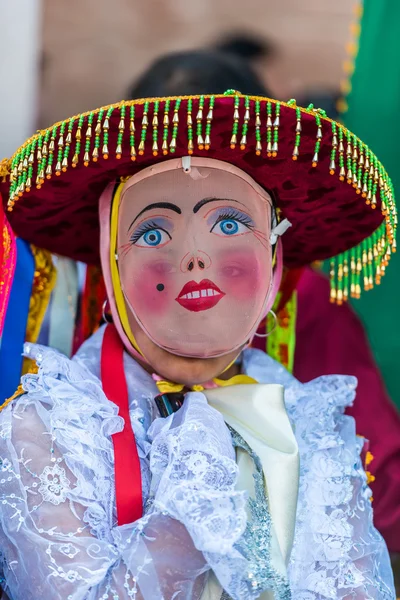 Maskierte frau virgen del carmen parade peruanischen andes pisac peru lizenzfreie Stockfotos