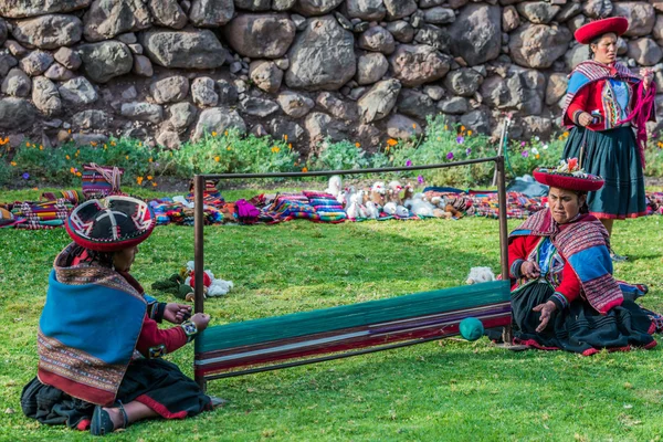 Kvinnor vävning peruanska Anderna Cusco Peru Royaltyfria Stockbilder