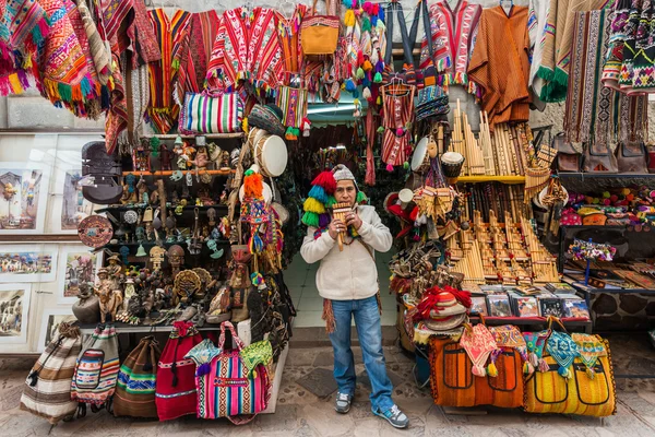 Man spelen panfluit Pisac markt Peruaanse Andes Cuzco Peru Rechtenvrije Stockafbeeldingen