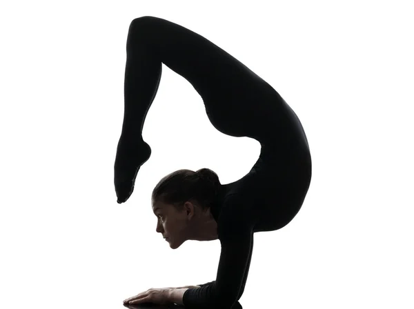 Mujer contorsionista ejercitando gimnasia yoga silueta — Foto de Stock