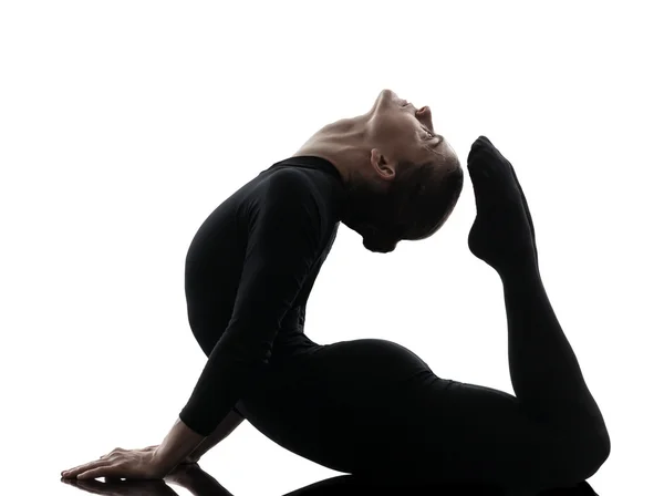 Mulher contorcionista exercitando silhueta de ioga ginástica — Fotografia de Stock