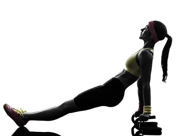 Mulher exercitando fitness push-ups com silhueta titulares — Fotografia de Stock