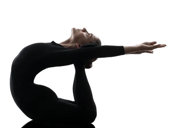 Mujer contorsionista ejercitando gimnasia yoga silueta —  Fotos de Stock