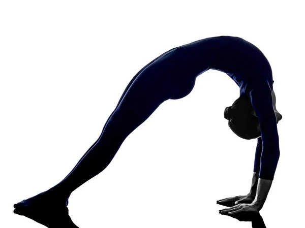 Kvinna utövar yoga — Stockfoto