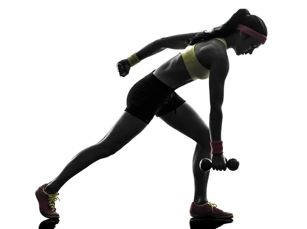 Mujer ejercitando fitness entrenamiento silueta de entrenamiento con pesas — Foto de Stock