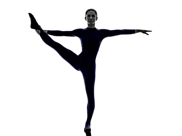 Kvinna utövar stretching yoga silhuett — Stockfoto