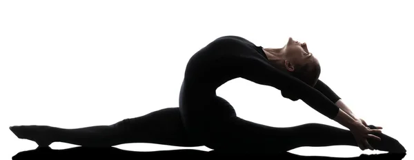 Mujer contorsionista ejercitando gimnasia yoga silueta —  Fotos de Stock