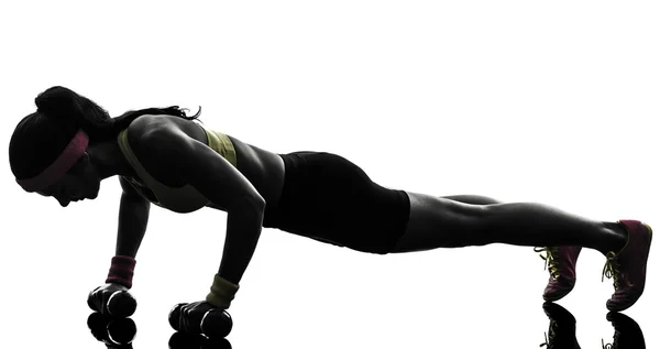 Donna che esercita fitness allenamento push up silhouette — Foto Stock
