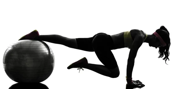 Mujer ejercitando fitness entrenamiento tablón posición silueta —  Fotos de Stock