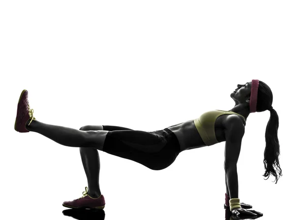 Žena cvičení fitness cvičení prkno pozici silueta Royalty Free Stock Fotografie