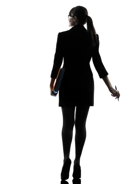 Affärskvinna håller mappfiler lämnar siluett — Stockfoto