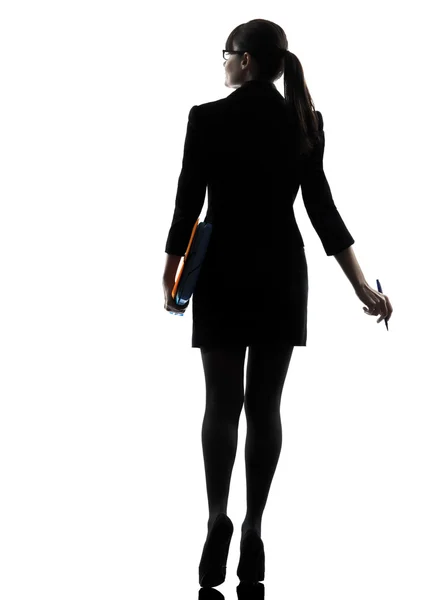 Geschäftsfrau mit Ordnern Akten verlassen Silhouette — Stockfoto