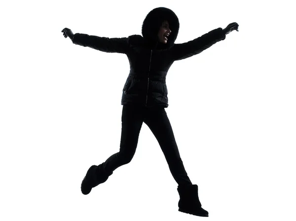 Mulher casaco de inverno saltando silhueta feliz — Fotografia de Stock