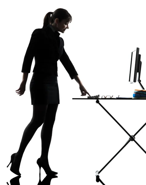 Mulher de negócios acendendo computador silhueta de computação — Fotografia de Stock