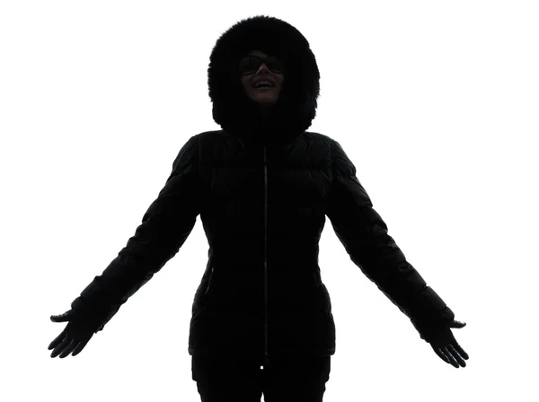 Γυναίκα χειμώνα παλτό χέρια απλωμένα ευτυχισμένη — Φωτογραφία Αρχείου