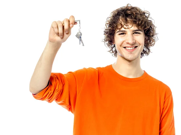 Jovem homem segurando chaves retrato — Fotografia de Stock