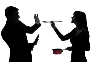 bir çift erkek ve kadın yemek sosu tatmak siluet pan