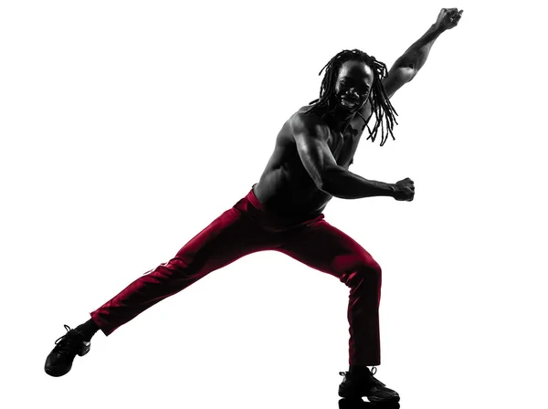 Afrikanischer Mann trainiert Fitness Zumba tanzen Silhouette — Stockfoto