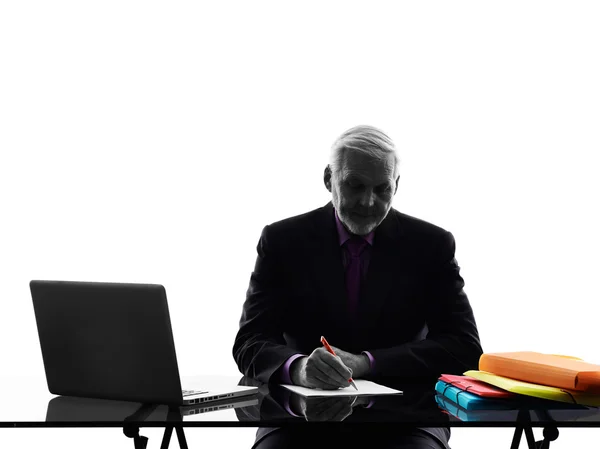 Senior business man upptagen arbetar skriftligen siluett — Stockfoto
