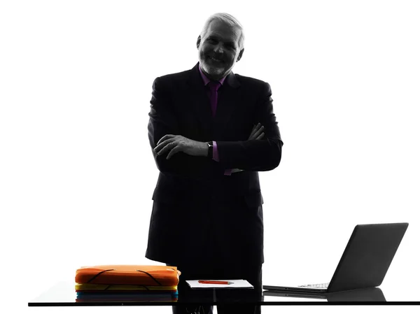 Senior business man staande wapens gekruist lachende silhouet — Stockfoto