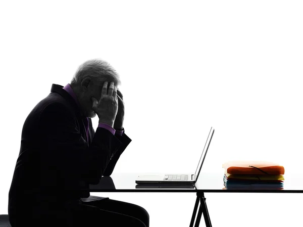 Yorgun baş ağrısı siluet bilgisayar üst düzey iş adamı — Stok fotoğraf