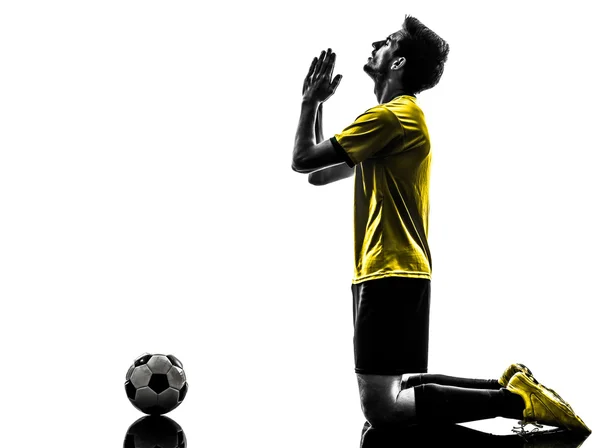 Brazylijski piłkarz grający na pozycji napastnika modląc się sylwetka człowieka — Zdjęcie stockowe