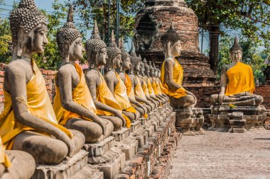 hizalanmış Buda heykelleri Wat Yai Chai Mongkhon Ayutthaya bangkok T
