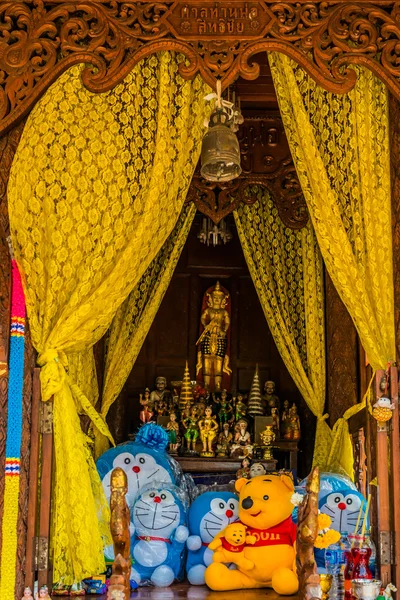 Engraçado altar brinquedos ofertas bangkok Tailândia — Fotografia de Stock