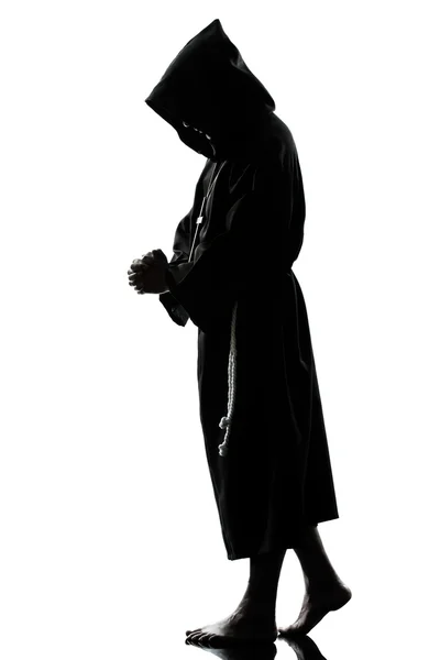人の修道士司祭シルエット祈り — ストック写真