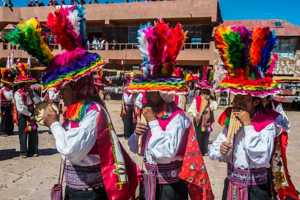 Músicos y bailarines en los Andes peruanos en Puno Perú — Foto de Stock