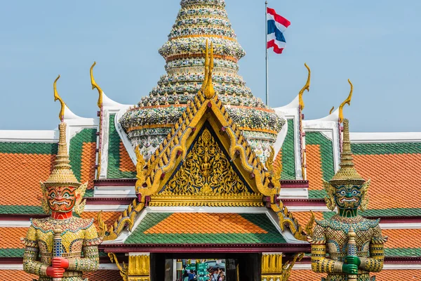 Riesige Dämonen yaksha atsakanmala und chakkrawat Grand Palace Knall — Stockfoto