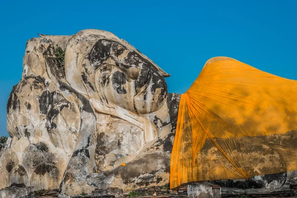 Gigante reclinabile statua buddha Wat Lokayasutharam Ayutthaya bangk — Foto Stock