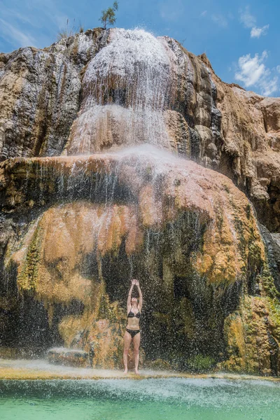 Una donna che fa il bagno principali sorgenti calde cascata Giordania — Foto Stock