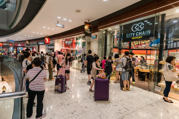 Lidé Citygate Outlet shopping mall Tung Chung Wan Lantau ostrov — Stock fotografie