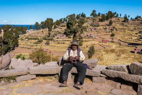 Viejo tejiendo en los Andes peruanos en Puno Perú — Foto de Stock