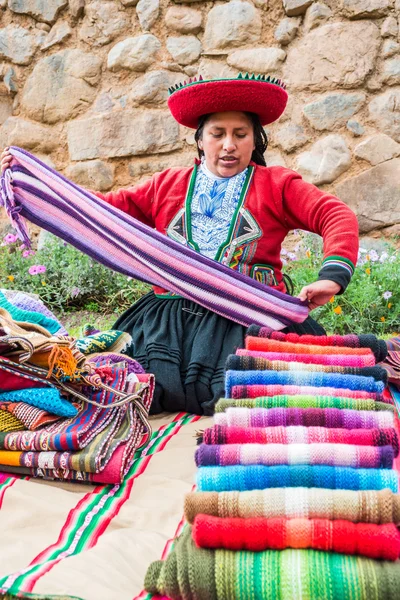 Donna vendita artigianato peruviano Andes Cuzco Perù — Foto Stock