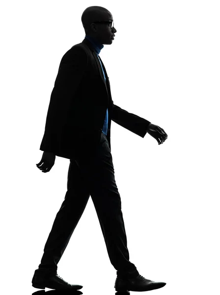 Negro africano homem andando silhueta séria — Fotografia de Stock